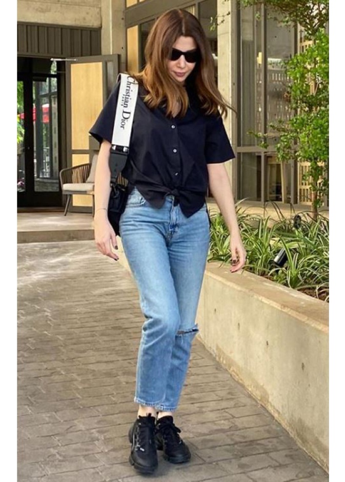 أطلت نانسي بالقميص الأسود مع السروال الجينز