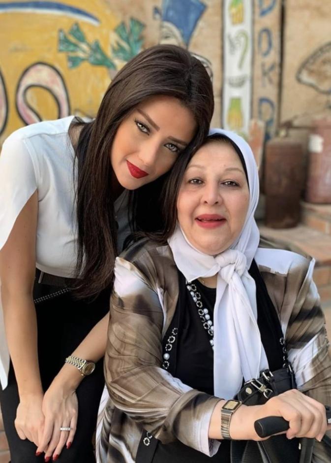 رضوى الشربيني تشارك متابعيها صورة لطيفة مع والدتها بمناسبة عيد ميلادها