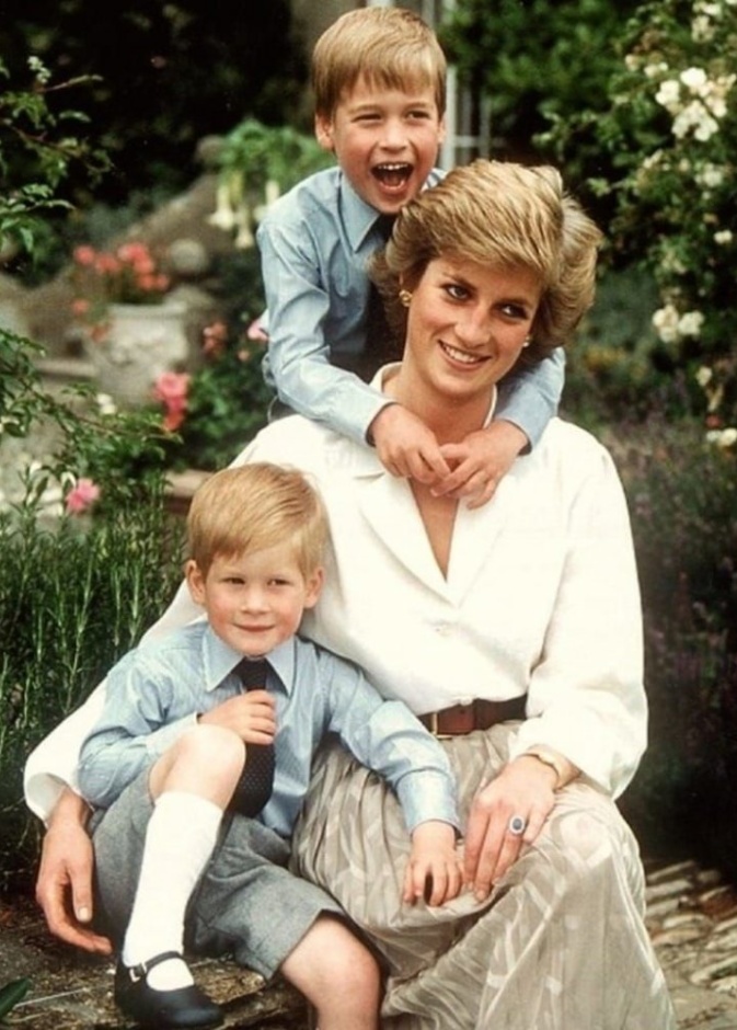 باب سري في قصر كنسينغتون.. أسرار جديدة في طفولة الأميرين ويليام وهاري