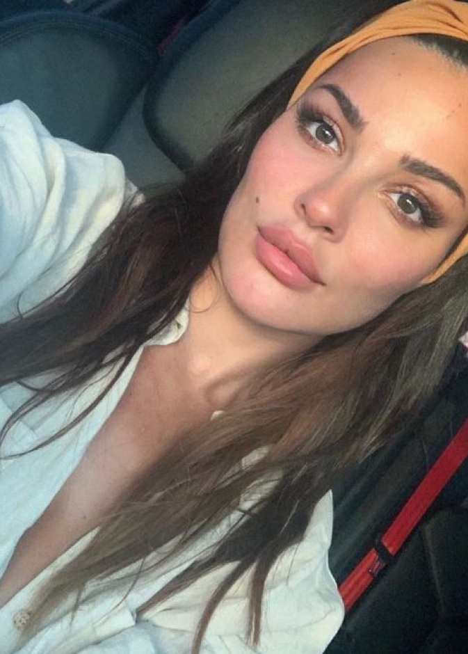 نادين نجيم بدت ساحرة على طبيعتها بعصابة رأس باللون البرتقالي نسّقتها مع إطلالتها