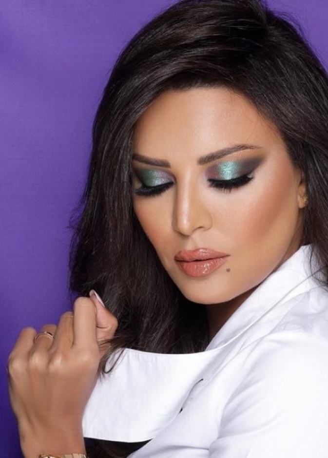 اعتمدت أمل بشوشة الظلال الملون الميتاليك