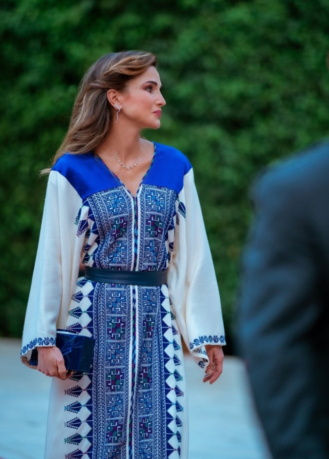 الملكة رانيا في لوك شرقي مميز باللونين الأزرق والأبيض