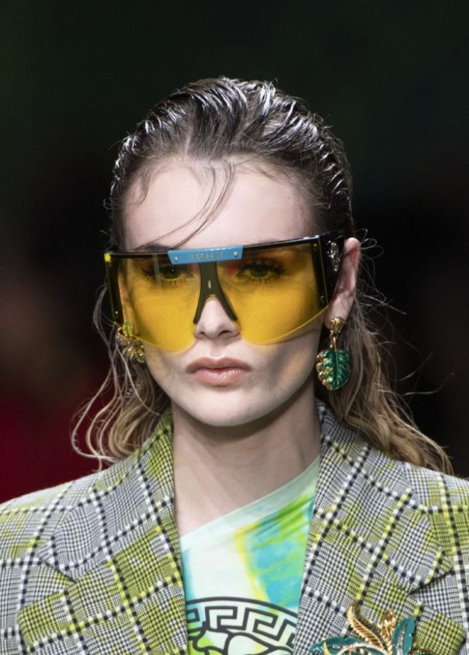 موديلات نظارات شمس نسائية باللون الاصفر من دارVersace
