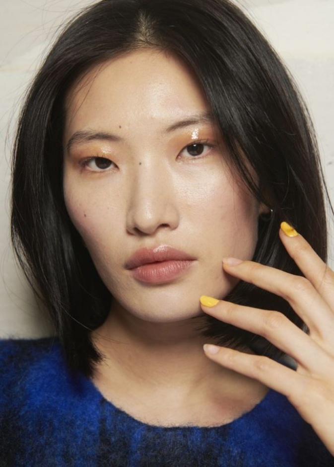 الوان مناكير باللون الاصفر اللماع لصيف 2020 من دار Junko Shimada