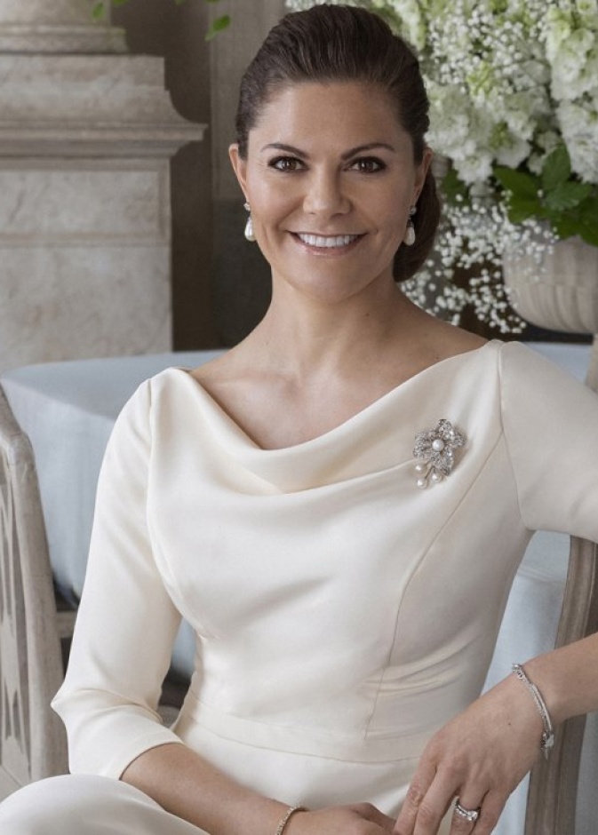  الأميرة فيكتوريا في عيد زواجها متألقة بمجوهرات الماس واللؤلؤ