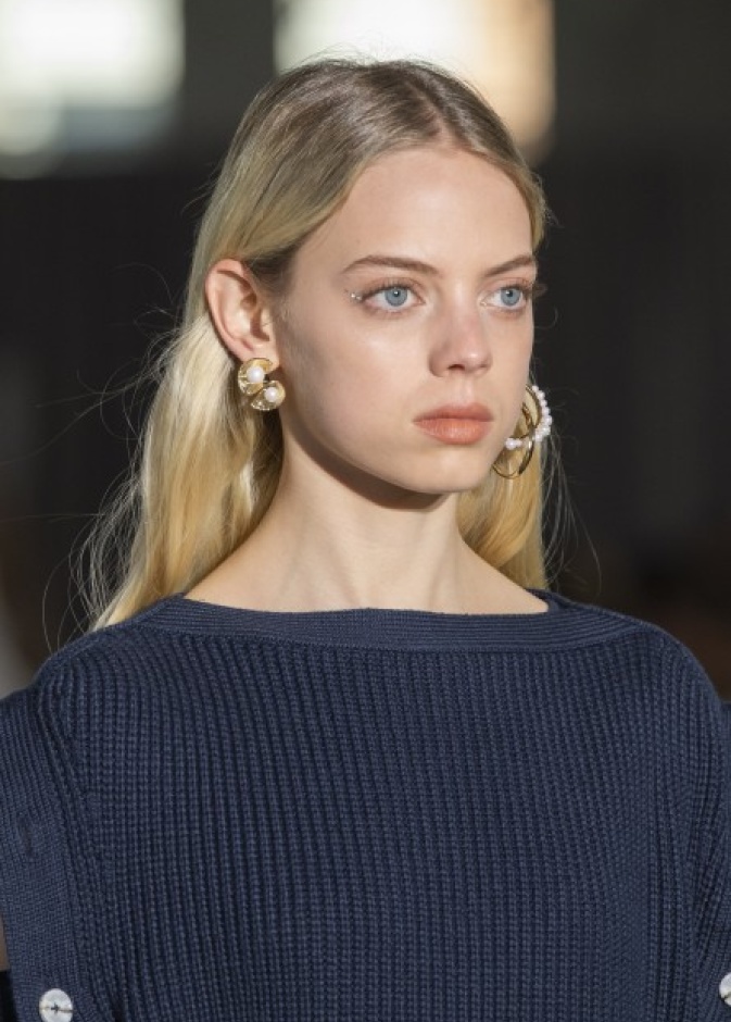 أحمر شفاه برتقالي ناعم في عرض Adeam