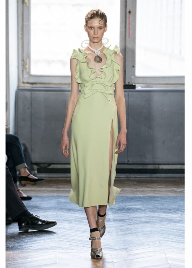 موضة الوان صيف 2020 مع اللون الاخضر الفاتح من خلال فستان Giambattista Valli
