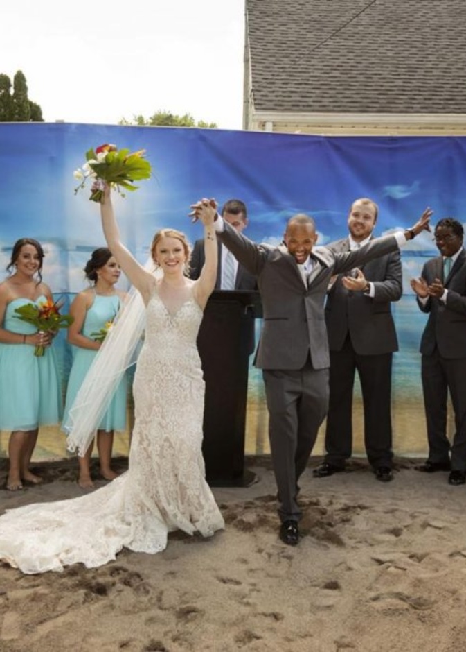 عروسان يجلبان جزيرة استوائية لإقامة حفل الزفاف