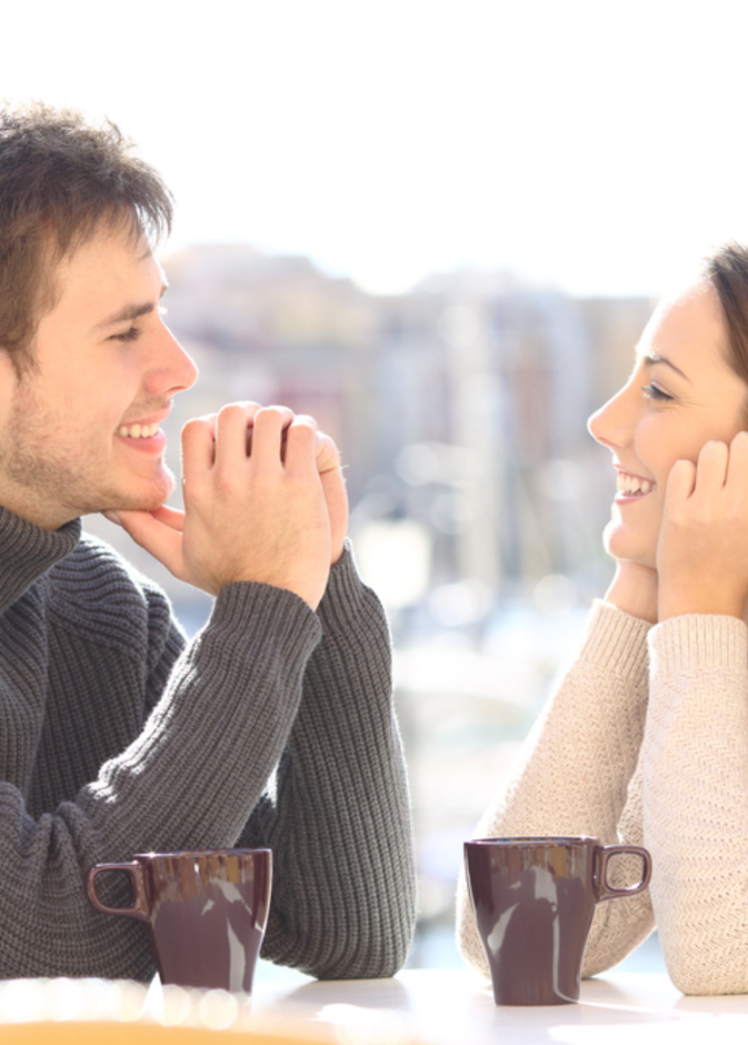  نظرة الرجل للمرأة مع وجود ابتسامة عريضة من علامات الحب في لغة العيون