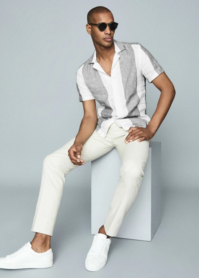 القميص الصيفي المخطط مع السروال الأبيض باطلالة بسيطة وأنيقة