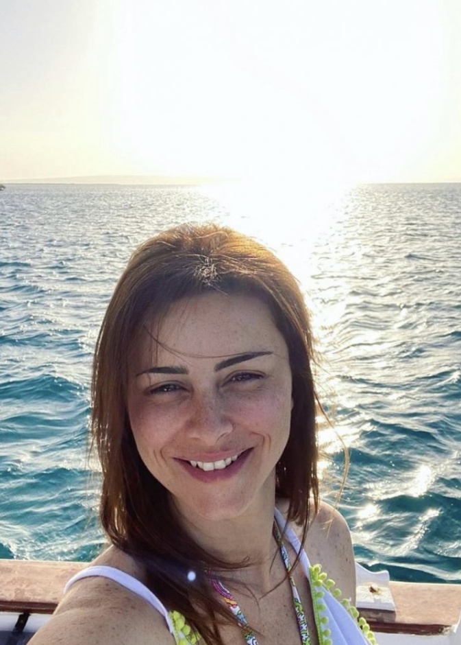 نور تستمتع بأجواء الصيف الرائعة في وسط البحر