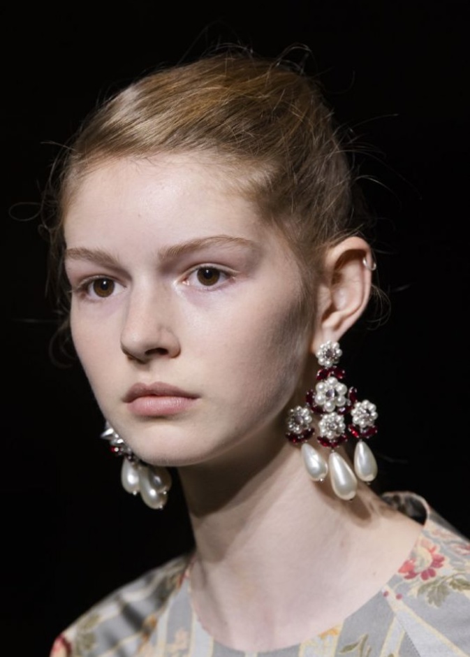 اكسسوارات صيف 2020 مع اقراط اللؤلؤ الفاخرة من Simone Rocha
