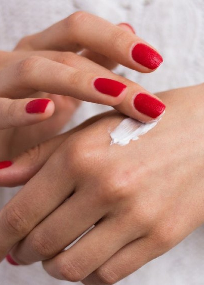 استخدمي واقٍ من الشمس على يديك للحفاظ على شباب اليدين