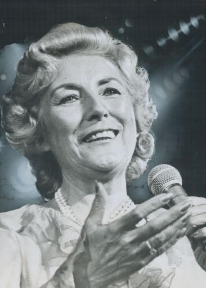 من هي السيدة فيرا لين التي قدمت لها ملكة بريطانيا التحية الملكية عند وفاتها؟