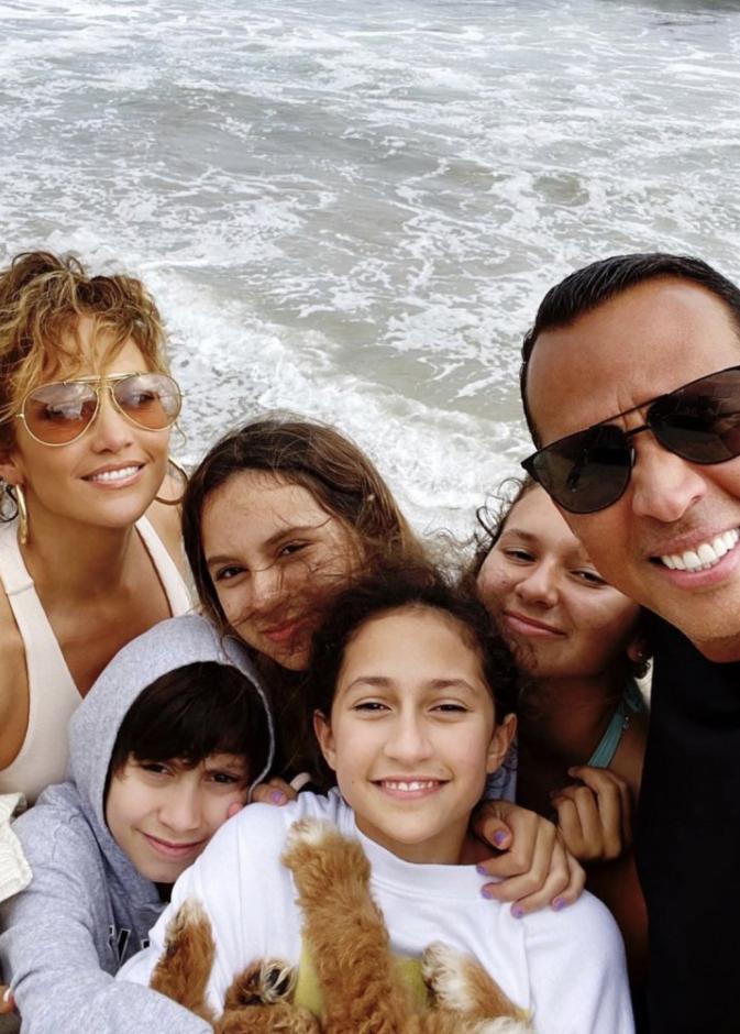 رحلة عائلية تجمع جينيفر لوبيز وخطيبها أليكس مع أولادهما بمناسبة يوم الأب