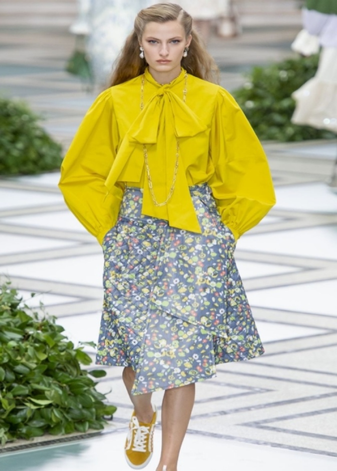 تنانير منقوشة بالورود لصاحبات الجسم الكمثري من Tory Burch