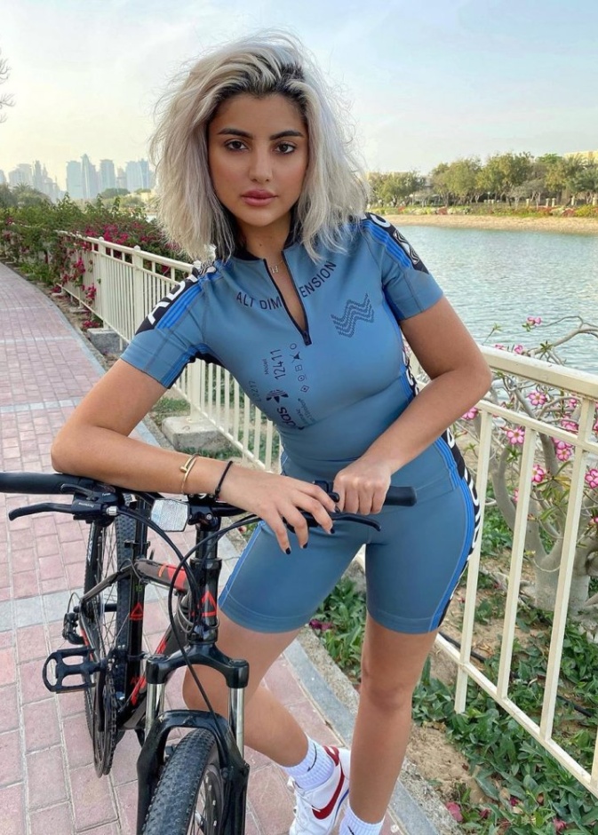 طرق ارتداء الشورت الرياضي الضيق من اطلالات مدونة الموضة علا فرحات