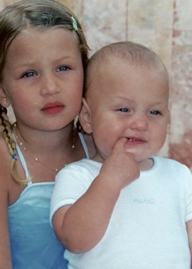 نشرت بيلا حديد صورة لطيفة من طفولتها مع أخيها بمناسبة عيد ميلاده