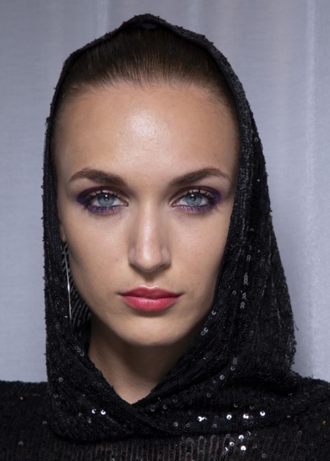 مكياج عيون بنفسجي جريء لاطلالات صيف 2020 من دار Naeem Khan