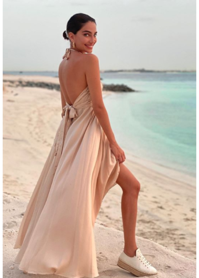 اختارت جيسيكا قهواتي فستان صيفي معرق