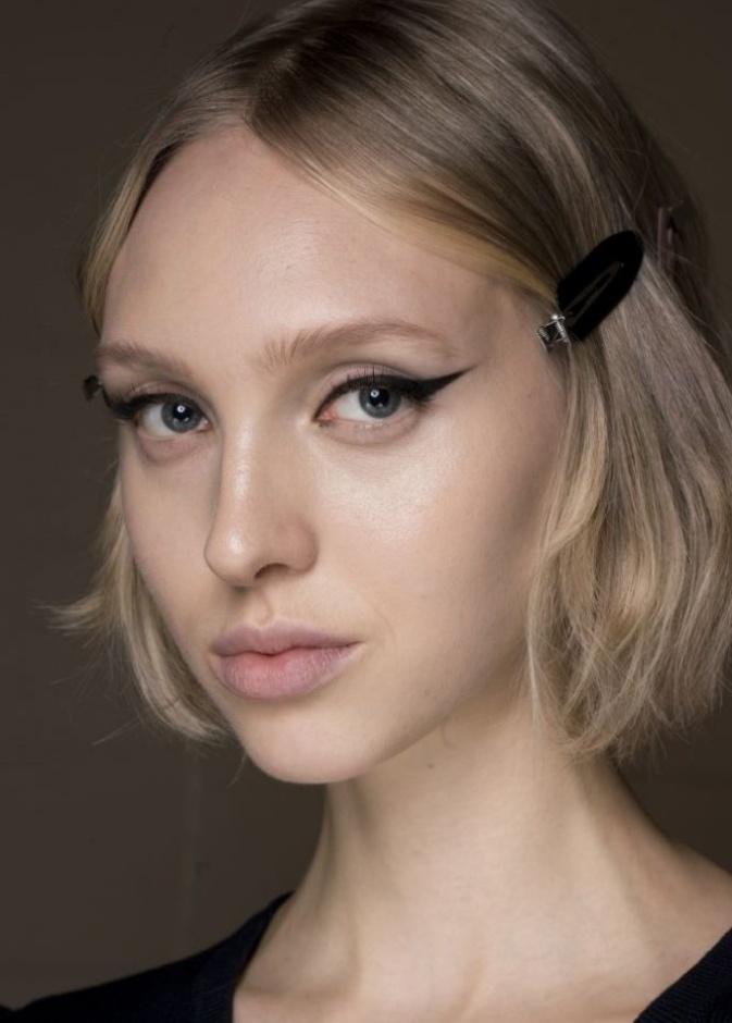 طرق رسم الايلاينر لتوسيع سحبة العينين المبطنة من Marc Jacobs