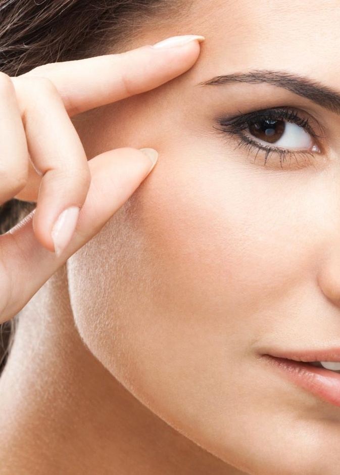  اخضعي لعملية زراعة الحواجب للحصول على حواجب كثيفة وسميكة