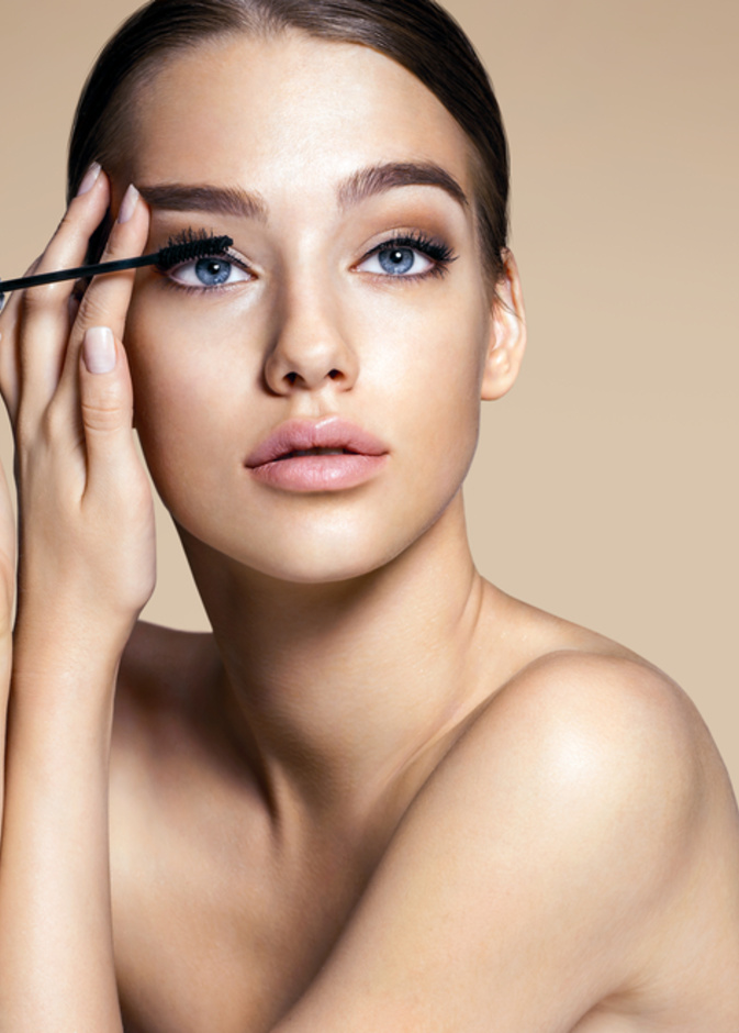 طريقة تطويل وتكثيف الرموش بالماسكارا