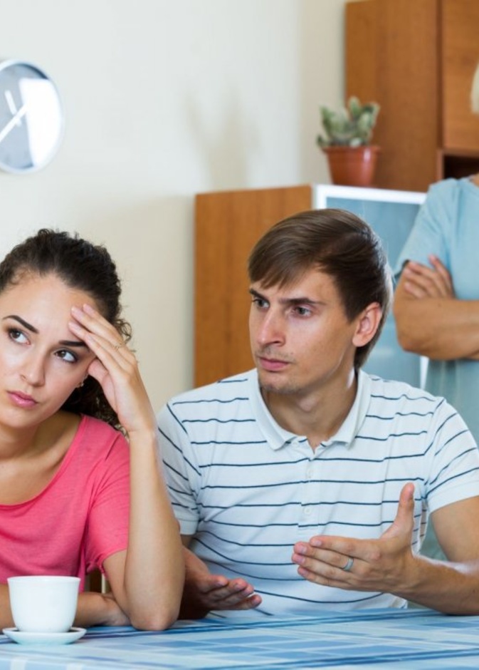 أسباب غيرة أم الزوج وعلامات الغيرة وكيفية التعامل معها
