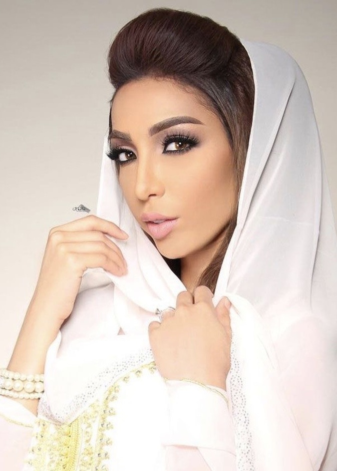  دنيا بطمة قبل خضوعها لعملية تجميل الفك