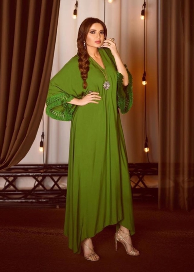  اختارت سيرين عبد النور القفطان الواسع باللون الاخضر