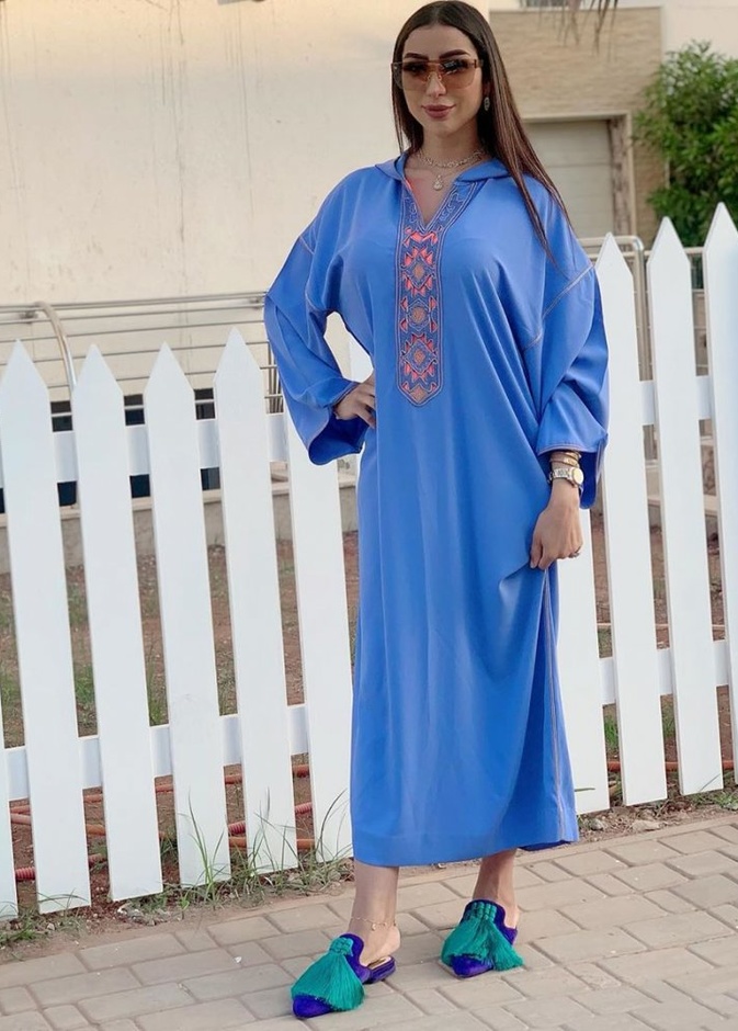 موديلات جلابيات مغربية واسعة باللون الازرق مستوحاة من اطلالات دنيا بطمة