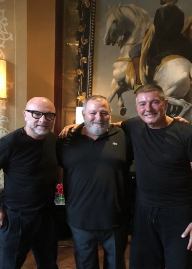 المصممان ستيفانو غابانا ودومينيكو دولتشي يتوسطهما الزميل عدنان الكاتب 