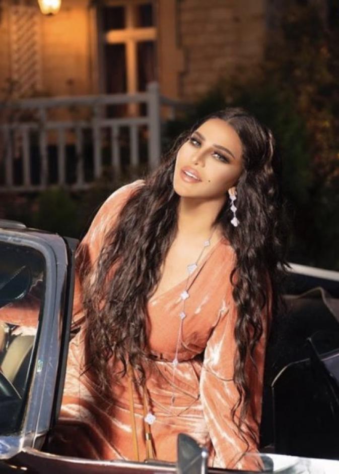 أحلام تطل على متابعيها بمجموعة صور جديدة مزينة بروح الصيف