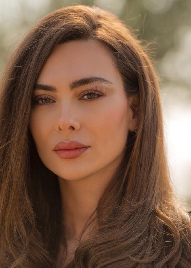 ستيفاني صليبة اختارت الرموش المستعارة المؤقتة الطويلة