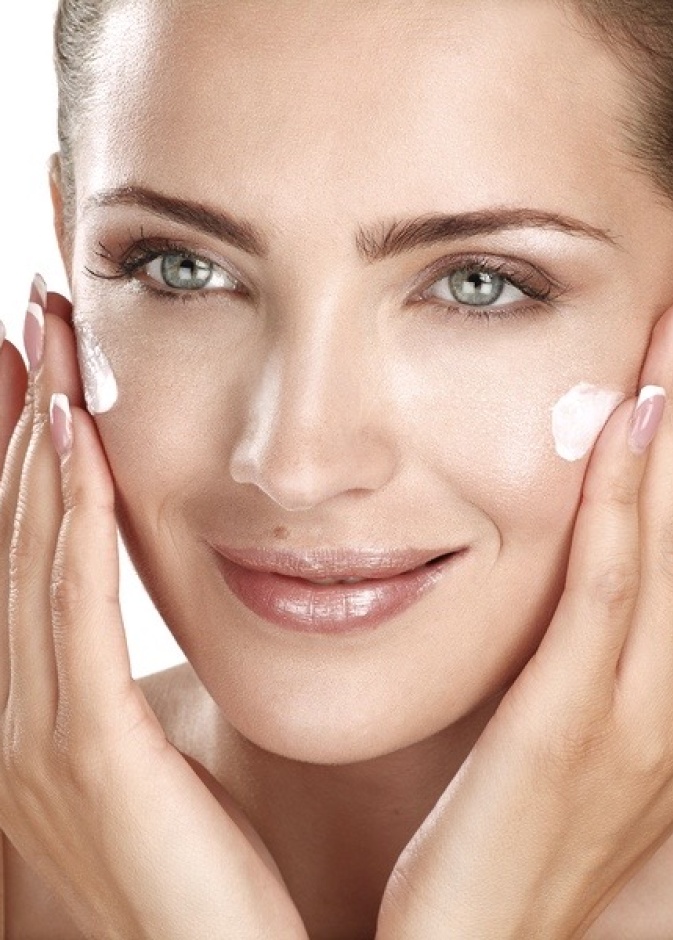 ابدئي نهارك بوضع واقي الشمس لحماية مكياجك من الطقس الحار