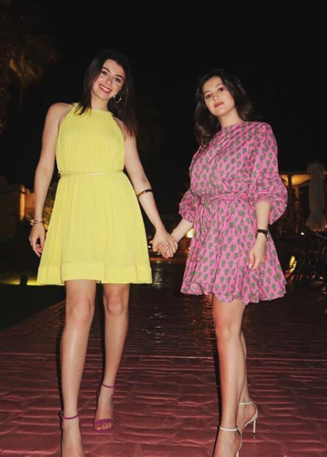 أطلت ماريتا بفستان قصير أصفر فيما إختارت دانا فستاناً بطبعة الورود وبأكمام طويلة