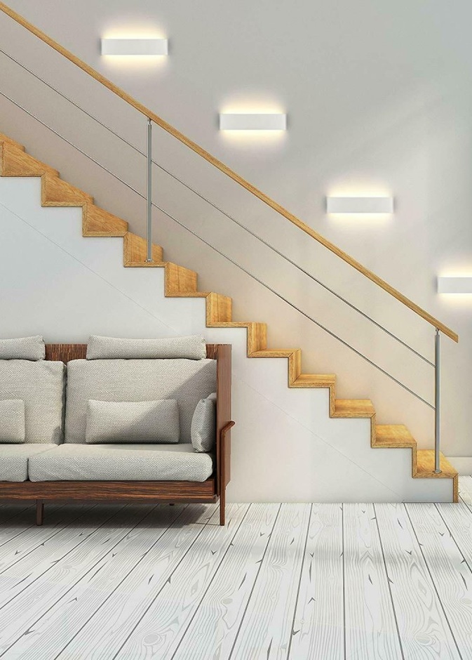  ‎أجهزة إنارة جدارية تنير درج المنزل الخشبي البسيط