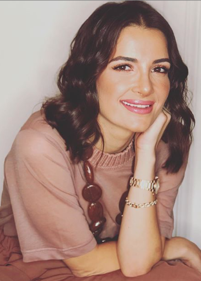 ألوان متناغمة وجذابة اختارتها شام الذهبي باطلالة أنيقة وراقية