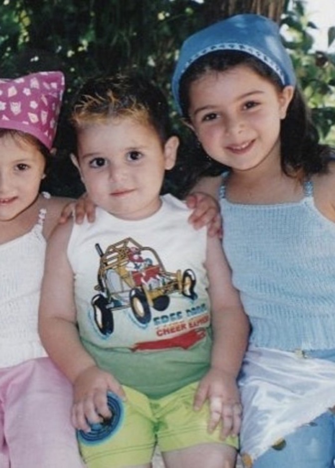 نشرت ماريتا الحلاني صورة لطيفة من طفولتها برفقة الوليد ودانا الحلاني