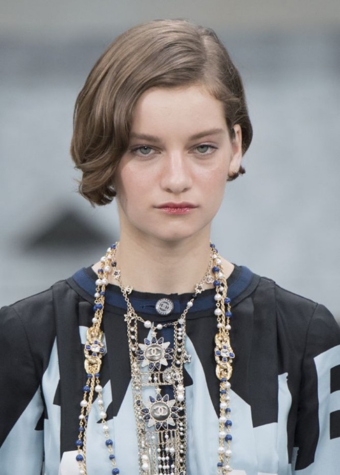موديلات السلاسل الطويلة مع الخرز من Chanel