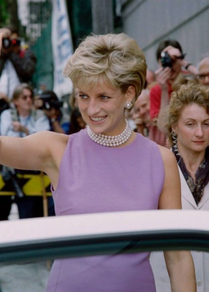 كيف كانت الأميرة ديانا نقطة تحول في علاقة الشعب بالعائلة المالكة البريطانية؟