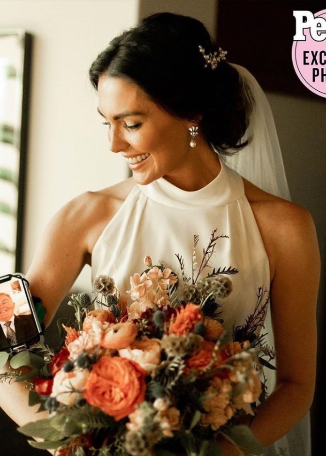 الصورة التي نشرتها تايلور كول عبر حسابها على انستغرام و يظهر والدها في هاتف ربطته حول ذراعها