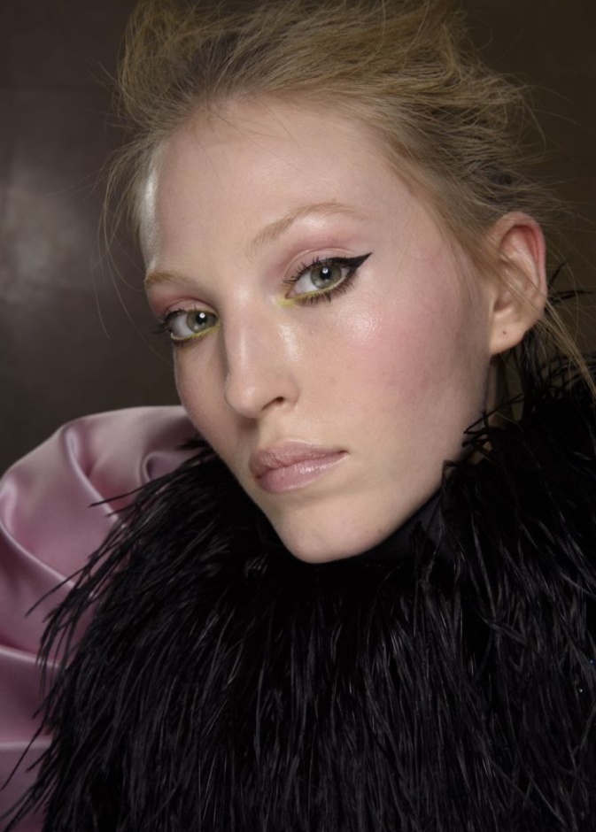 طريقة رسم الايلاينر العريض لتوسيع العيون الصغيرة من دار Richard Quinn