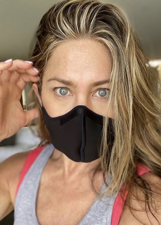 جينيفر آنيستون تحث على ضرورة ارتداء الكمامة برسالة مؤثرة على صفحتها