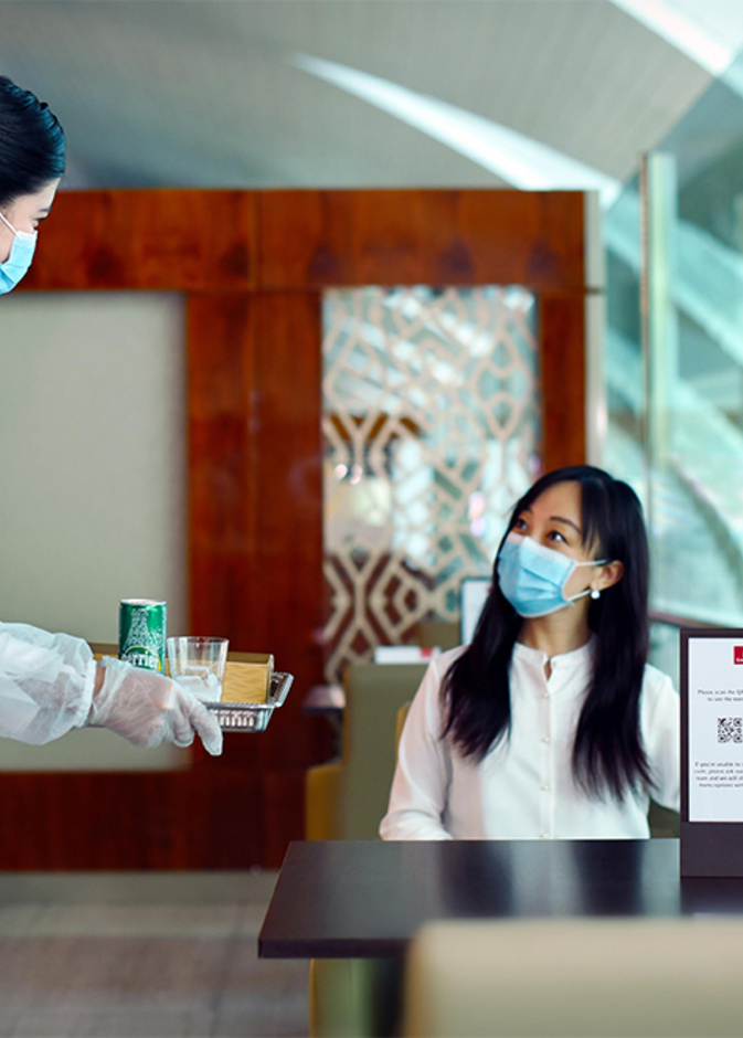 طيران الإمارات تستأنف تقديم الخدمات الأرضية المتميزة لركاب الأولى ورجال الأعمال