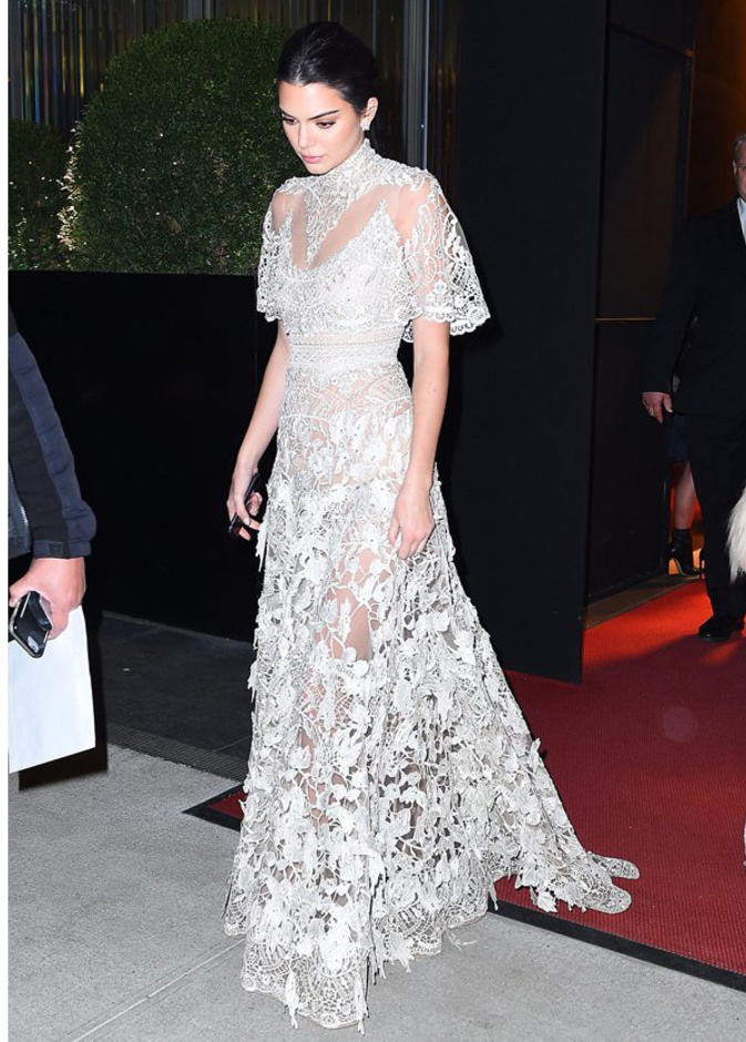 كندل جينير بإطلالة ساحرة باللون الأبيض من تصميم ايلي صعب