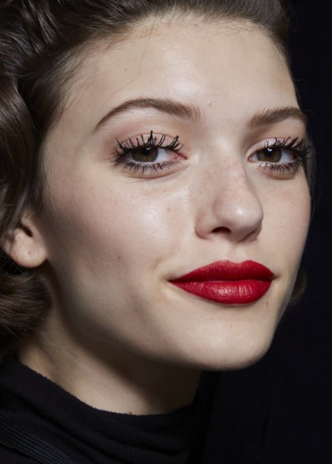 طريقة توسيع العيون المبطنة باستخدام الماسكارا من Lanvin