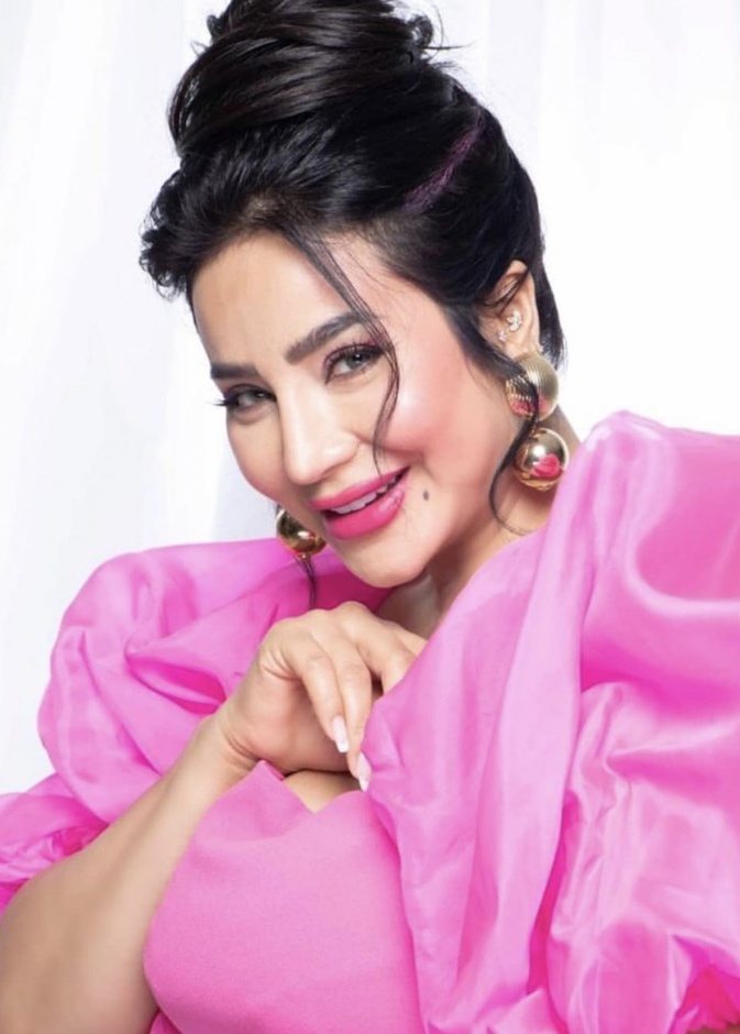 العالم ملون بدرجات الوردي المرحة بالنسبة إلى لجين عمران