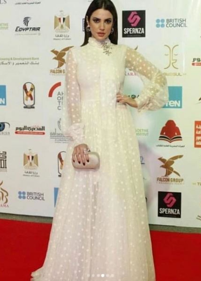 إطلالة بيضاء لدرة