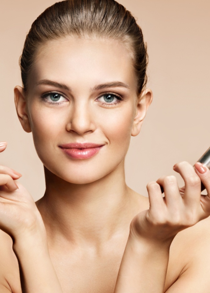 إن كنت ترغبين بأسنان أكثر بياضاً قومي بوضع أحمر الشفاه باللون الأحمر